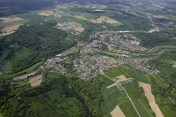 Luftbild von Adelsheim und den Wäldern außen rum