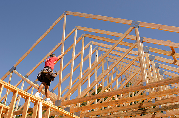 Bauarbeiter auf Holzgerüst beim Hausbau