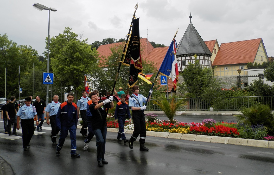 Die anschließende offizielle Eröffnung des Volksfestes samt Bieranstich nahm Bürgermeister Klaus Gramlich zusammen mit dem Vorsitzenden des Städtepartnerschaftsvereins Berchères-sur-Vesgres, Jean-Paul Andrieux, im Beisein des Inhabers der Herbsthäuser Brauerei, Klaus Wunderlich, vor.